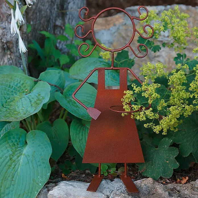 Dupli-Color Effect Spezial-Lackspray Rust Effect - Rostbraun, Matt, 400 ml - Metall-Gartenfigur einer Frau mit Blumenstrauß vor üppigem Grün, die eine rustikale und charmante Note für den Garten bietet.