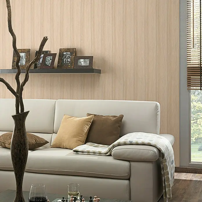 Wandpaneel Eiche Spree - 2.600 x 154 x 10 mm - Elegante Wohnzimmergestaltung mit beigem Sofa, Zierkissen und Dekorationen auf einem stilvollen Regal. Fenster sorgt für Helligkeit.