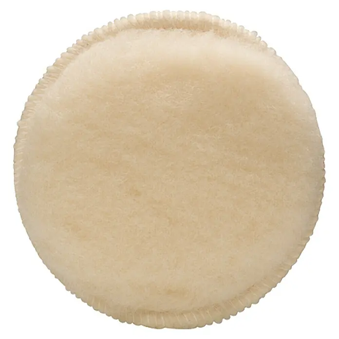 Craftomat Lammwoll-Haube - Durchmesser: 130 mm - Ein beiger, runder Abschminkpad aus weichem Material, ideal für die sanfte Gesichtsreinigung.