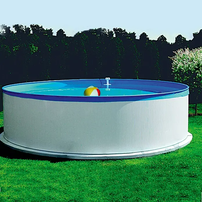 myPool Piscina de acero New Splasher - Ø x Al: 355 x 90 cm, Blanco, 7.800 l - Imagen de una piscina redonda elevada con un borde azul y un colchón de aire en el agua, rodeada de hierba verde y árboles.