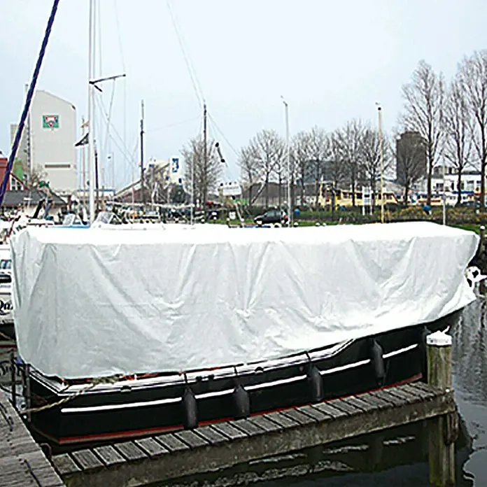 Talamex Abdeckplane - 4 x 5 m, Polyethylen, Weiß - Schutzplane überdeckt ein Segelboot im Hafen, die Plane ist weiß und bedeckt das gesamte Boot zum Schutz vor Witterungseinflüssen.