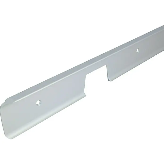 Resopal Verbindungsprofil - 60 x 3,8 cm, Passend für: Resopal Küchenarbeitsplatten Tiefe 60 cm - Eine Nahaufnahme einer silberfarbenen Zierleiste mit Aussparungen und Löchern für die Montage. Ideal für Fahrzeugreparaturen oder individuelle Anpassungen.