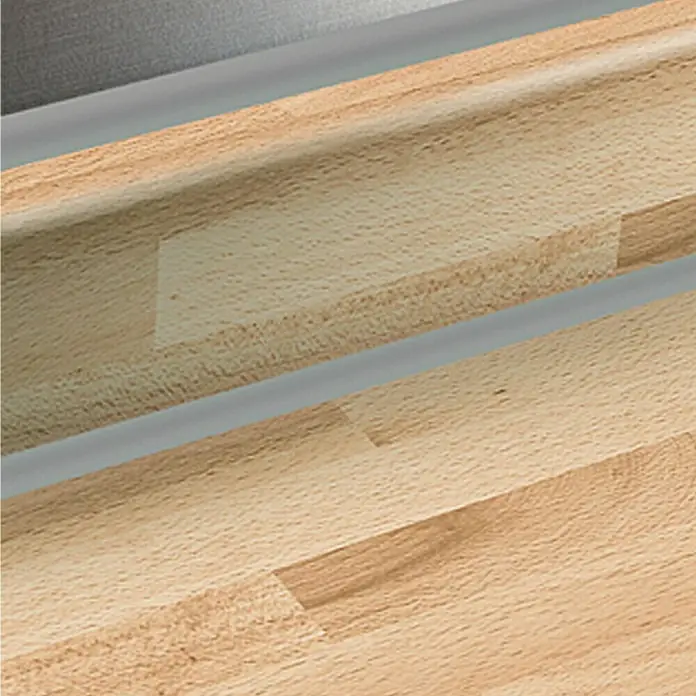 Resopal Copete - Beech Board, 60 cm - Primer plano de una encimera de madera clara, que muestra la veta natural y la textura de la madera.