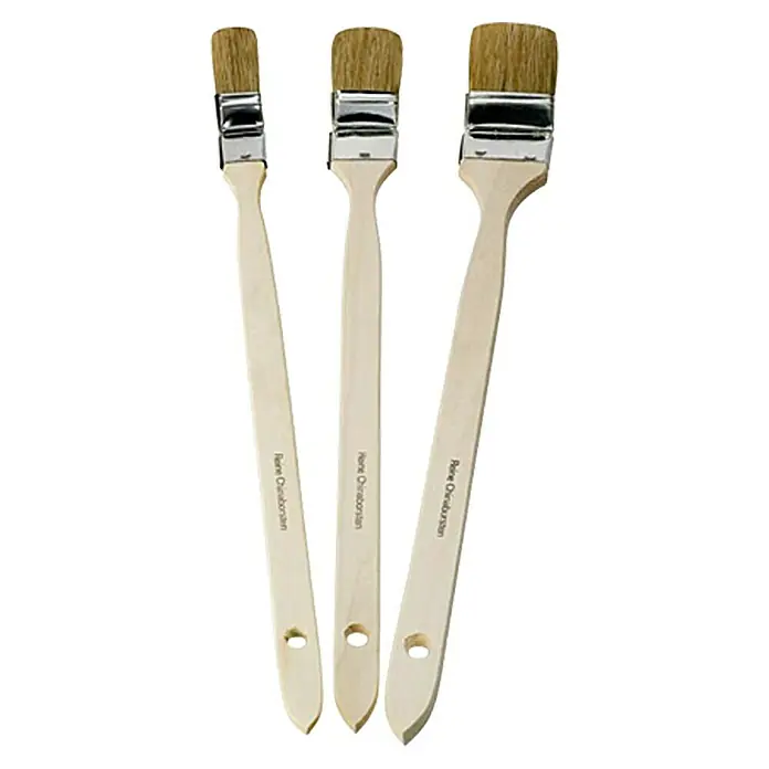 Heizkörperpinsel-Set - 3 -tlg. - Nahaufnahme von drei Farbpinseln mit Holzgriffen und Borstenköpfen für verschiedene Maltechniken.