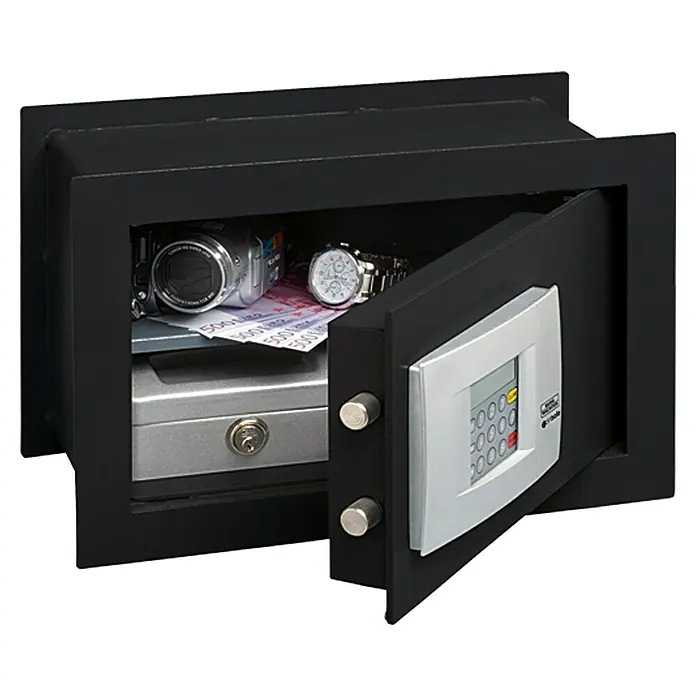 Burg-Wächter PointSafe Caja fuerte empotrable PW3 E - 39 x 19,5 x 26 cm, Volumen: 10,3 l, Cerradura de combinación electrónica - Caja fuerte abierta con objetos de valor como dinero en efectivo, cámara y reloj. La caja fuerte tiene un bloqueo de combinación electrónica.