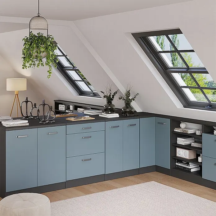 Küchenschrank für Dachschrägen R-Line 60 cm Blau-Grau Art.-Nr. 61748 -  - Modulare blaugraue und dunkelgraue Schränke mit Schubladen und Türen, in Dachschräge montiert, bieten Stauraum und Arbeitsfläche.
