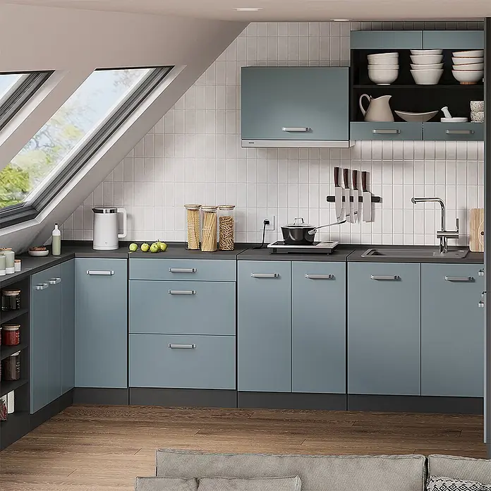 Küchenschrank für Dachschrägen R-Line 60 cm Blau-Grau Art.-Nr. 61748 -  - Kompaktes blau-graues Küchensystem mit dunklen Arbeitsplatten, integriertem Kochfeld und Spüle in einer Dachküche.