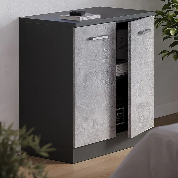 Küchenschrank für Dachschrägen R-Line 80 cm Beton Art.-Nr. 61788 -  - Kompakter dunkelgrauer Schrank mit Betonoptik-Türen, eine teilweise offen mit Inhalt.