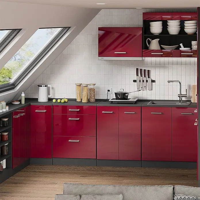 Küchenschrank für Dachschrägen R-Line 80 cm Rot Hochglanz Art.-Nr. 61791 -  - Moderne Küche mit hochglanzroten Schränken, dunkelgrauen Arbeitsplatten und integriertem Spül- und Kochbereich.