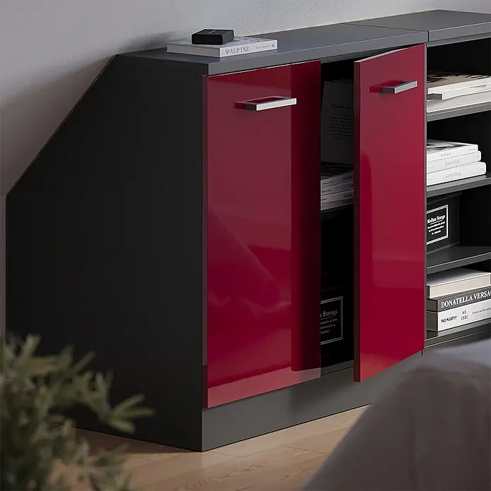 Küchenschrank für Dachschrägen R-Line 80 cm Rot Hochglanz Art.-Nr. 60392 -  - Dunkelgraues Maßregal mit glänzenden roten Türen und offenen Fächern, für Dachschrägen. Es birgt Bücher und Boxen.