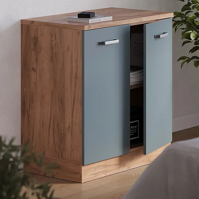 Küchenschrank für Dachschrägen R-Line 80 cm Blau-Grau Art.-Nr. 61808 -  - Zweifarbiges Holzschränkchen mit blaugrauen Türen, zur Aufbewahrung in einem Raum genutzt.