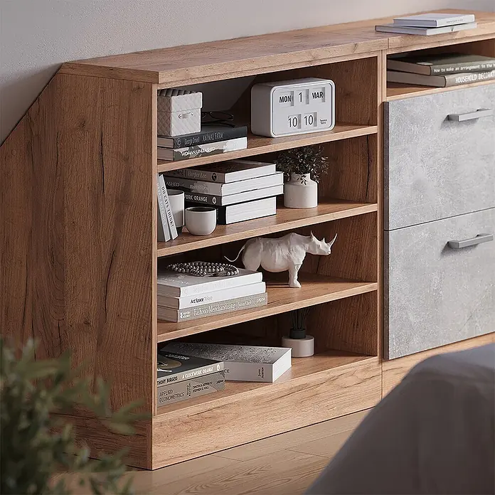 Küchenschrank für Dachschrägen R-Line 60 cm Goldkraft Eiche Art.-Nr. 60327 -  - Abgeschrägtes Holzregal mit grauen Schubladen in Betonoptik, mit Büchern und Deko bestückt.