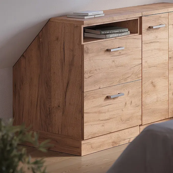 Küchenschrank für Dachschrägen R-Line 60 cm Goldkraft Eiche Art.-Nr. 60533 -  - Helle Eichenholzkommode mit abgeschrägter Seite, Schubladen und offenem Fach, ideal für Dachschrägen.