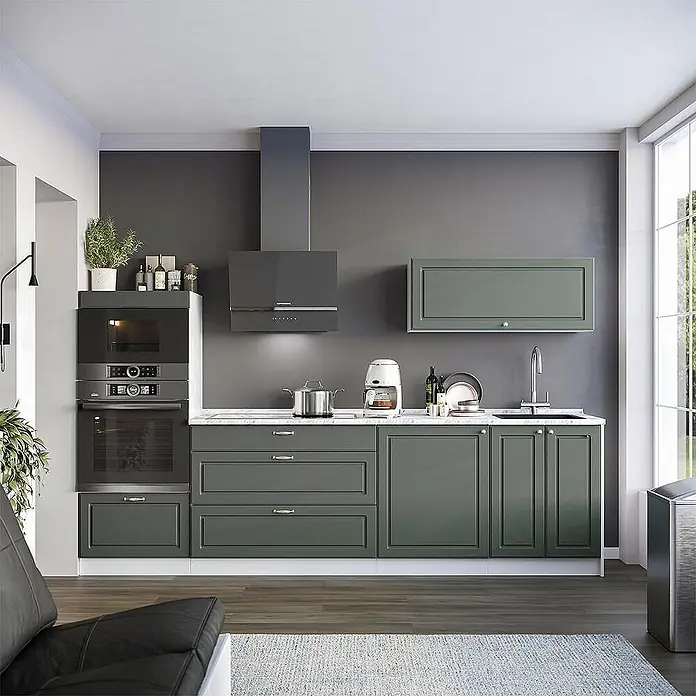 Vorratsschrank Fame-Line 60 cm Grün-Gold Landhaus Art.-Nr. 62220 -  - Moderne Küche mit dunkelgrünen Unterschränken, einem Einbaubackofen und einer Dunstabzugshaube, die einen eleganten und funktionalen Raum bietet.
