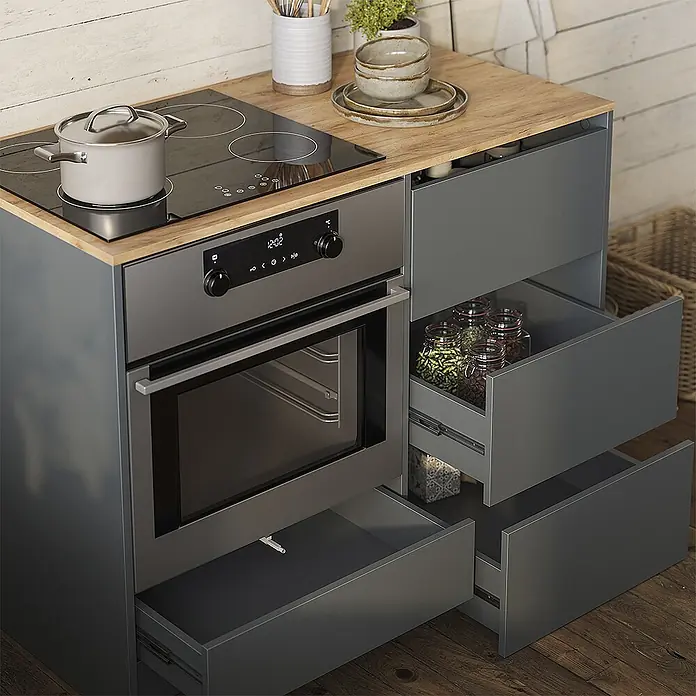 Herdumbauschrank Viktor 116.8 cm Anthrazit Art.-Nr. 62865 -  - Moderne graue Küchenzeile mit integriertem Backofen und Induktionskochfeld. Mehrere Auszüge sind geöffnet und zeigen Gewürzgläser.