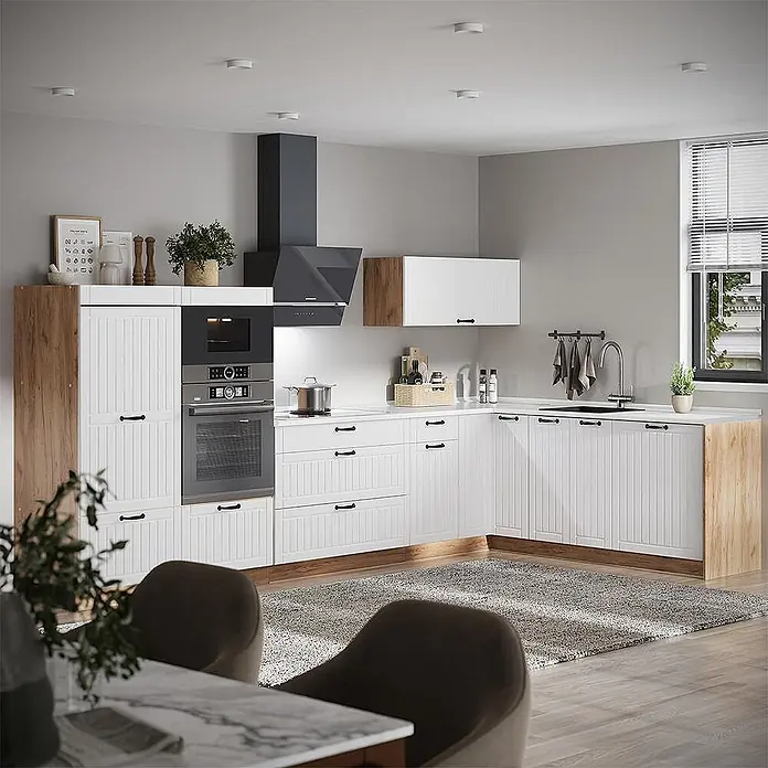 Vorratsschrank Fame-Line 60 cm Weiß Landhaus Art.-Nr. 62666 -  - Moderne weiße Küche mit Holzdetails, integriertem Ofen und schwarzer Dunstabzugshaube.