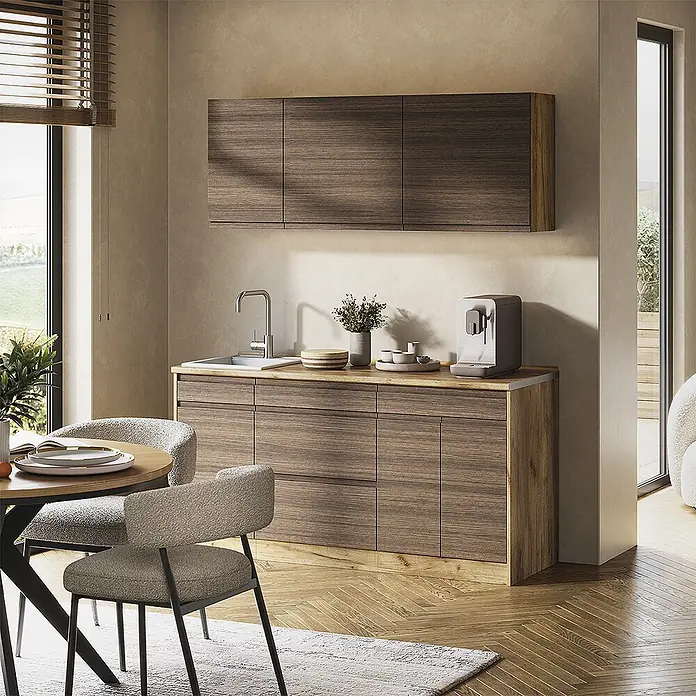 Singleküche R-Line 160 cm Tabak-Walnuss Art.-Nr. 70562 -  - Moderne Mini-Küche aus dunklem Holz mit heller Arbeitsplatte und Spüle, integriert in einen stilvollen Wohnbereich, ideal für Kaffee oder als Speisekammer.