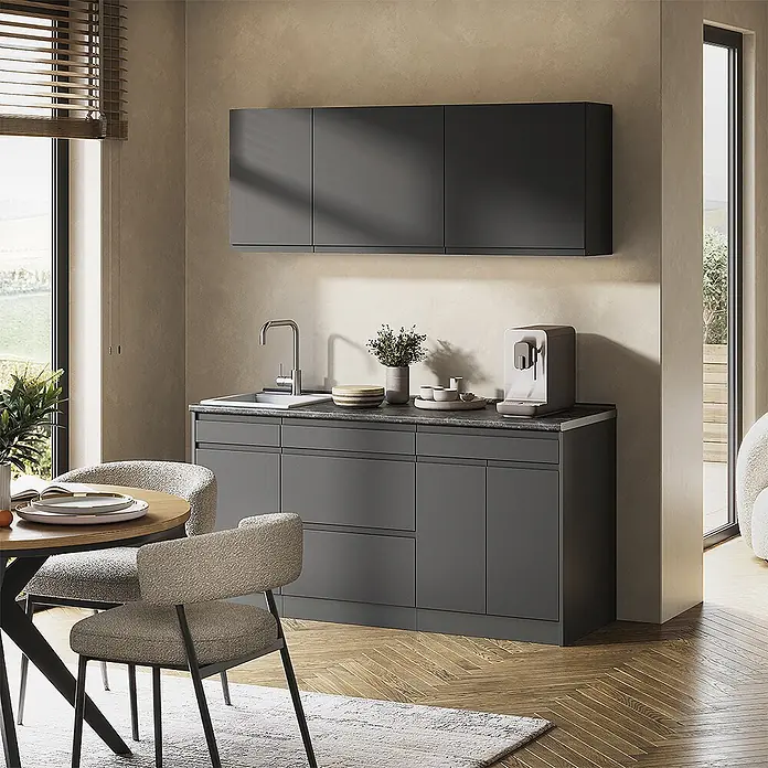 Singleküche R-Line 160 cm Anthrazit Art.-Nr. 70556 -  - Moderne dunkelgraue Küchenschränke mit Spüle und Kaffeemaschine, integriert in einen hellen Essbereich.