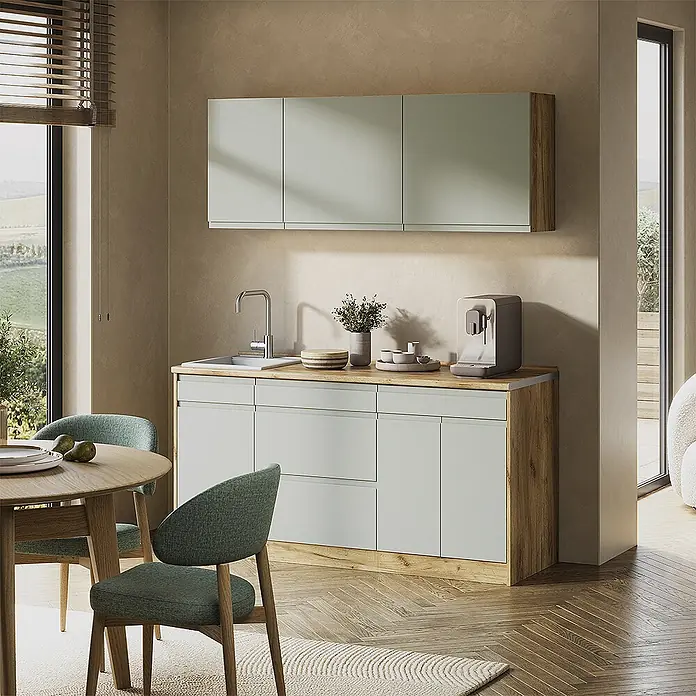 Singleküche R-Line 160 cm Pastellgrün Art.-Nr. 70561 -  - Moderne Küchenzeile mit hellgrünen Schränken, Holzplatte und Oberschränken, inkl. Spüle und Kaffeemaschine.