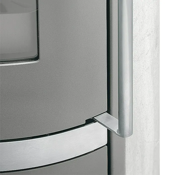Justus Kaminofen Reno R - 6 kW, Raumheizvermögen: 124 m³, Material Verkleidung: Sandstein, Sandstein/Schwarz - Nahaufnahme eines modernen Kühlschranks mit Edelstahlgriffen und einer glatten, grauen Oberfläche.