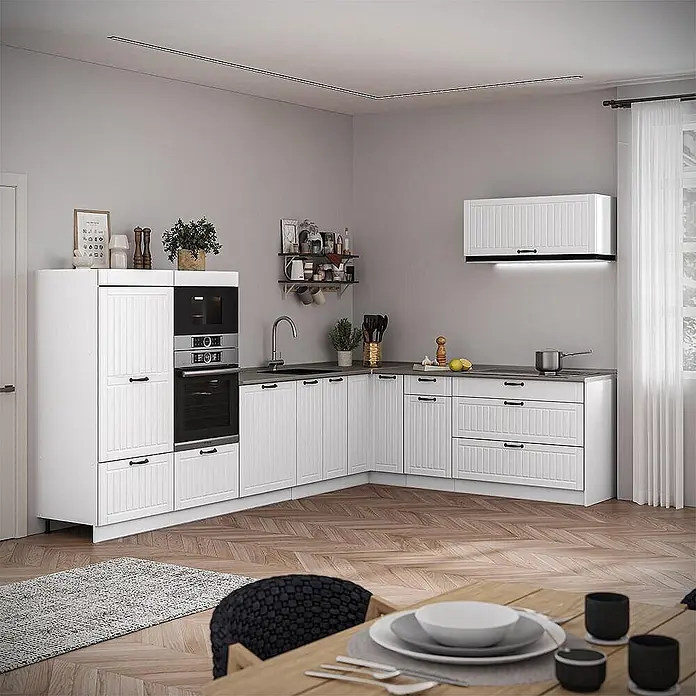 Hängeschrank Fame-Line 100 cm Weiß Landhaus Art.-Nr. 61567 -  - Weiße L-förmige Küchenschränke mit schwarzen Griffen und dunkler Arbeitsplatte, mit integrierten Geräten und Spüle in modernem Raumambiente.