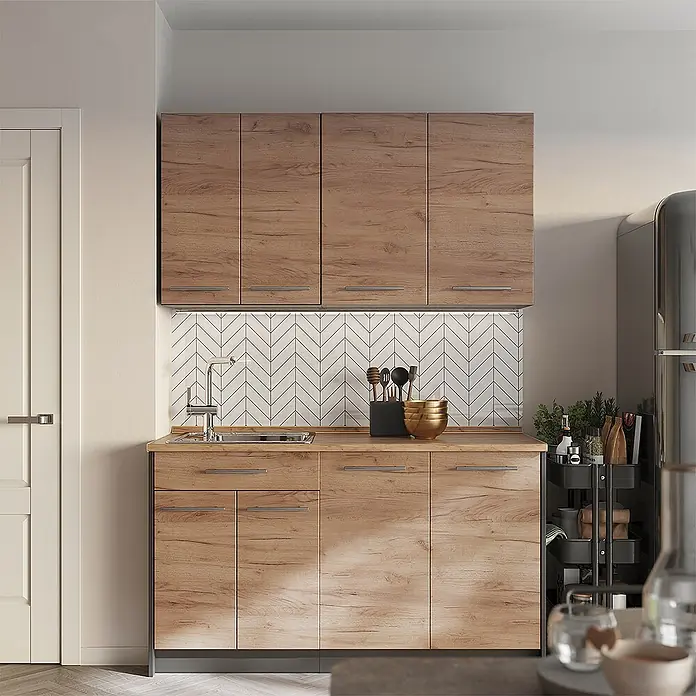 Hängeschrank Fame-Line 80 cm Goldkraft Eiche Art.-Nr. 62806 -  - Hellbraune Küchenzeile in Holzoptik mit Ober- und Unterschränken sowie Spüle, in einer Küchenumgebung.