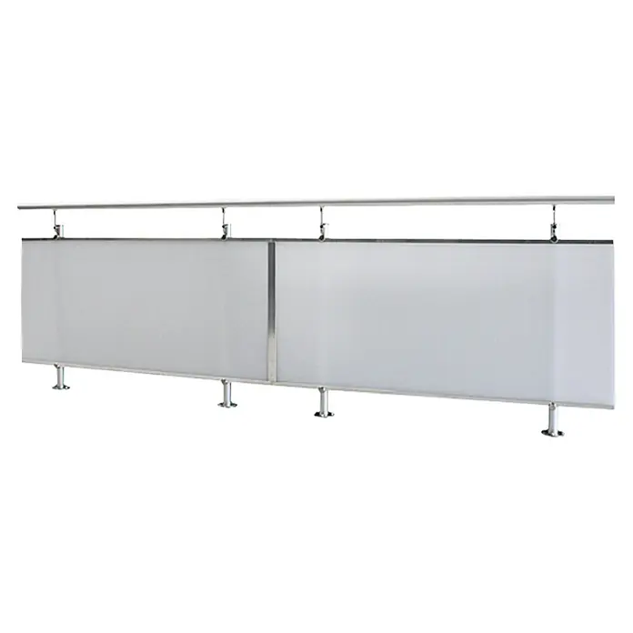 Treba Frewa Geländer-Set AF4 - Bodenmontage, Aluminium, Material Füllung: Acrylglas satiniert, Länge: 150 cm - Das Bild zeigt eine elegante Glasgeländerkonstruktion mit silberfarbenen Metallstützen und einem minimalistischen Design, ideal für moderne Räume.