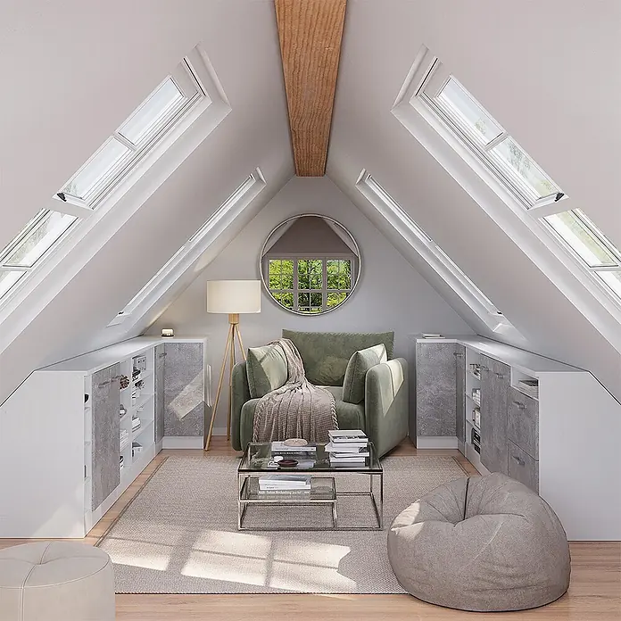 Küchenschrank für Dachschrägen R-Line 75.6 cm Beton Art.-Nr. 60127 -  - Helles Dachgeschoss-Wohnzimmer mit maßgefertigten weißen und grauen Einbauschränken, grünem Sessel, Glastisch und weichen Sitzmöbeln.