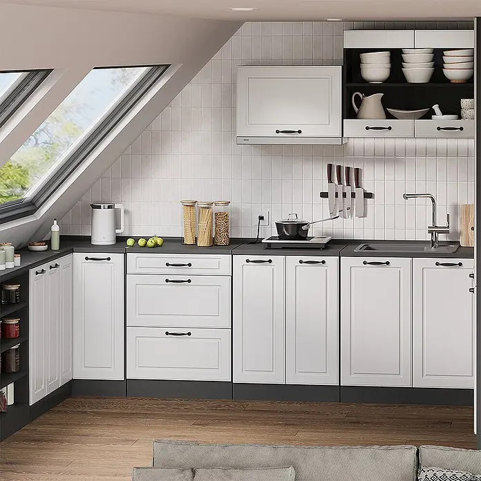 Küchenschrank für Dachschrägen R-Line 80 cm Weiß Landhaus Art.-Nr. 61797 -  - Weiße Küchenschränke mit dunklen Arbeitsplatten und schwarzen Griffen in einer modernen Dachgeschossküche.