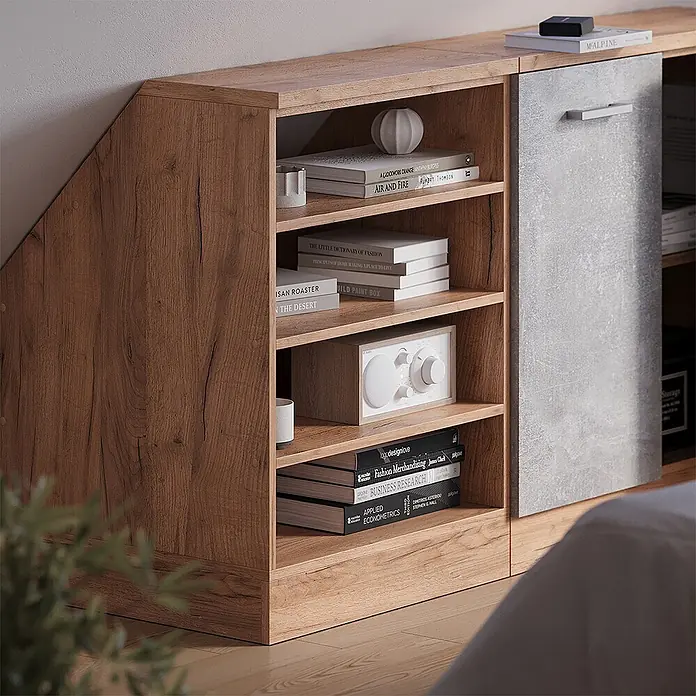 Küchenschrank für Dachschrägen R-Line 60 cm Goldkraft Eiche Art.-Nr. 60245 -  - Abgewinkeltes Regal in hellem Holzdekor, mit offenen Fächern für Bücher und Deko, integriert in einen grauen Schrank in Betonoptik.