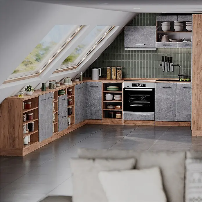 Küchenschrank für Dachschrägen R-Line 210 cm Beton Art.-Nr. 59988 -  - Moderne Dachgeschossküche mit Holz- und Betonoptikschränken, integriertem Backofen und Spülbereich unter Dachschräge.
