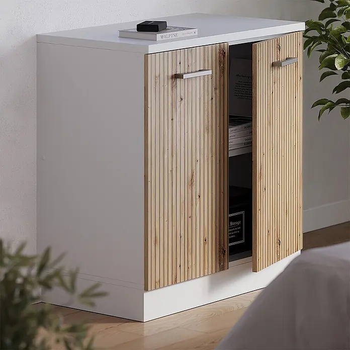 Küchenschrank für Dachschrägen R-Line 80 cm Artisan-Eiche Art.-Nr. 61817 -  - Weißer Schrank mit geriffelten Holztüren und silbernen Griffen, ideal zur Aufbewahrung. Eine Tür ist leicht geöffnet, Bücher sind sichtbar.