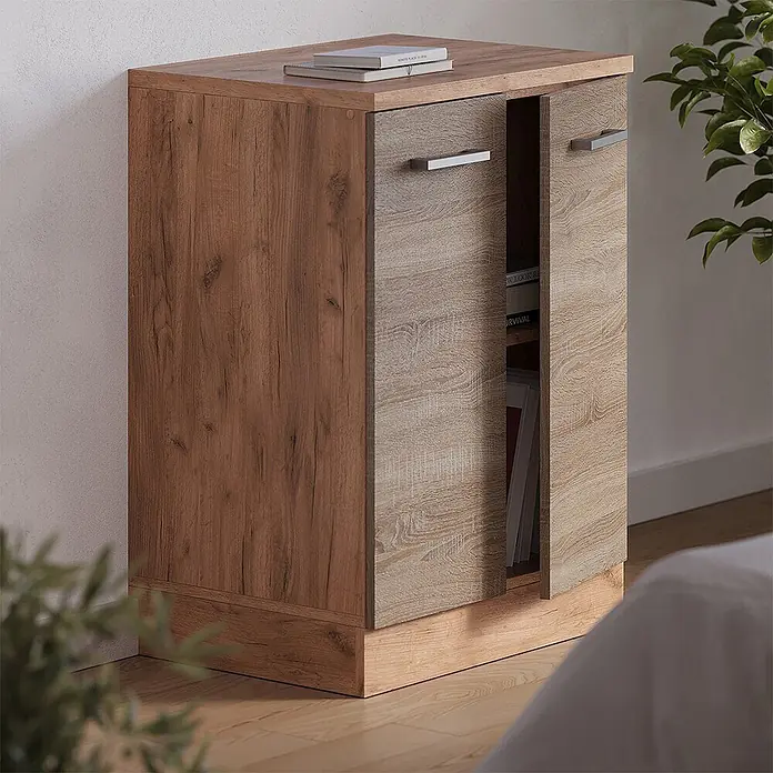 Küchenschrank für Dachschrägen R-Line 60 cm Sonoma Art.-Nr. 61765 -  - Zweifarbiger Holzschrank mit dunklen und hellen Holzoberflächen, leicht geöffneten Türen, die Bücher zeigen.