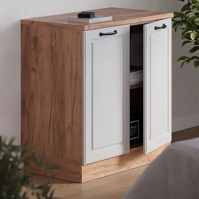Küchenschrank für Dachschrägen R-Line 80 cm Weiß Landhaus Art.-Nr. 61812 -  - Zweitüriger Aufbewahrungsschrank mit hellem Holzrahmen und weißen Kassettentüren mit schwarzen Griffen.