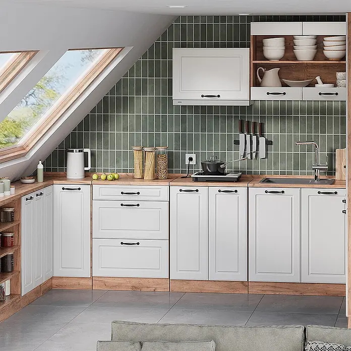 Küchenschrank für Dachschrägen R-Line 80 cm Weiß Landhaus Art.-Nr. 61812 -  - L-förmige Dachküche mit weißen Shaker-Schränken, Holz-Arbeitsplatten und grüner Fliesenspiegel, mit Dachfenstern und Kochbereich.