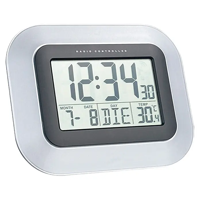 Technoline Funkuhr WS 8005 - Silber/Schwarz, L x B x H: 22,6 x 3 x 18 cm - Digitaluhr mit silbernem Rahmen, die 12:34 anzeigt und Datum und Temperatur anzeigt.