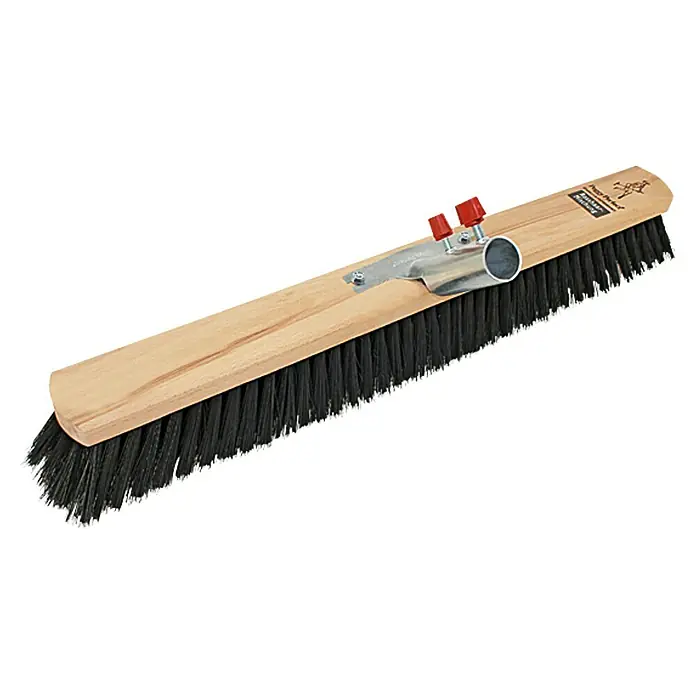 Saalbesen - Breite Besen: 60 cm, Premium-Haarmischung - Nahaufnahme einer Kehrbürste mit schwarzen Borsten und hölzernem Kopf zur Reinigung von Flächen.