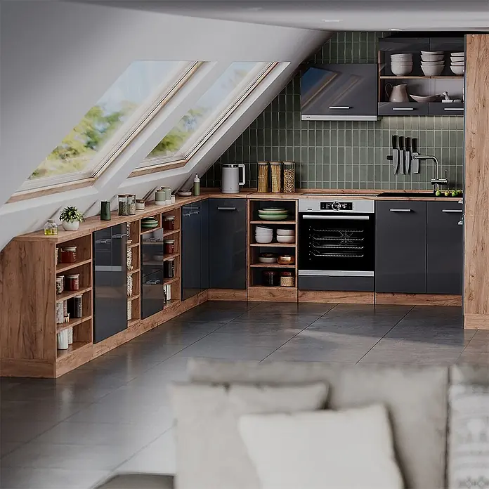 Vicco Küchenschrank für Dachschrägen R-Line, Anthrazit Hochglanz, 60 cm -  - Dachgeschossküche mit dunkelgrauen Schränken, Holzakzenten, integriertem Backofen, Kochfeld und Spüle unter Schrägdach.