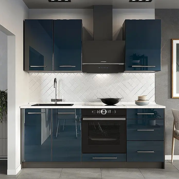 Spülenunterschrank Fame-Line 100 cm Dunkelblau Hochglanz Art.-Nr. 61600 -  - Moderne Küche mit glänzenden dunkelblauen Schränken, schwarzem Ofen, Dunstabzugshaube und Spüle, weißer Arbeitsplatte.