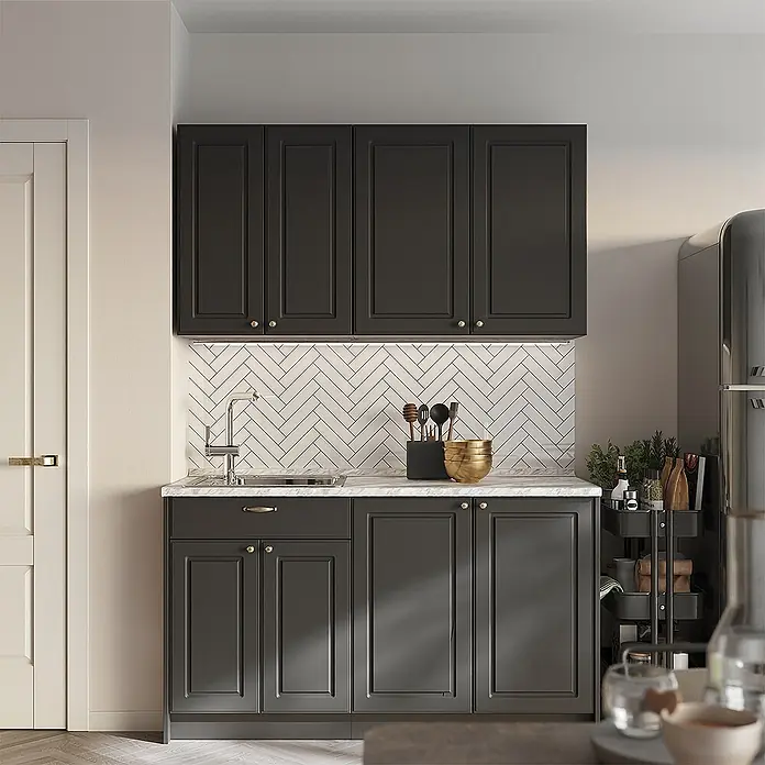 Hängeschrank Fame-Line 80 cm Anthrazit-Gold Landhaus Art.-Nr. 62811 -  - Kompakte Küchenzeile mit dunkelgrauen Schränken, einer weißen Marmor-Arbeitsplatte und einem weißen Fischgrät-Fliesenspiegel mit Spüle.