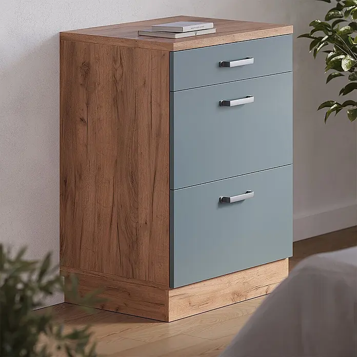 Küchenschrank für Dachschrägen R-Line 60 cm Blau-Grau Art.-Nr. 61718 -  - Nachttisch aus Holz mit drei blaugrauen Schubladen und silbernen Griffen in einem Raum.
