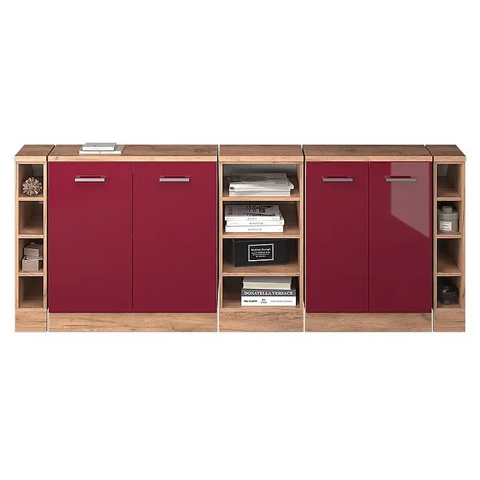 Küchenschrank für Dachschrägen R-Line 210 cm Rot Hochglanz Art.-Nr. 60220 -  - Modulares Sideboard mit glänzenden roten Türen, hellem Holzrahmen und offenen Regalen mit Büchern und Deko.