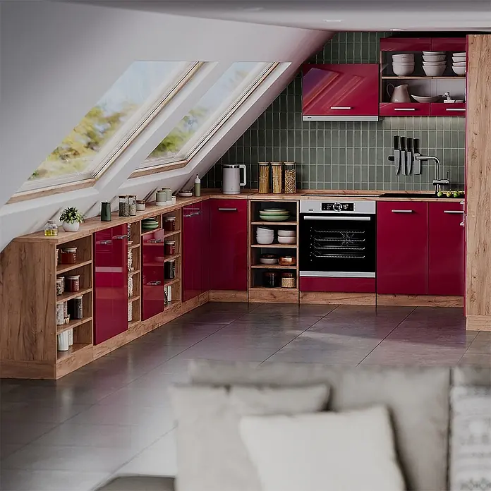 Küchenschrank für Dachschrägen R-Line 210 cm Rot Hochglanz Art.-Nr. 60220 -  - L-förmige Küche im Dachgeschoss mit glänzend roten Schränken, hellen Holzakzenten, integrierten Geräten und offenen Regalen.