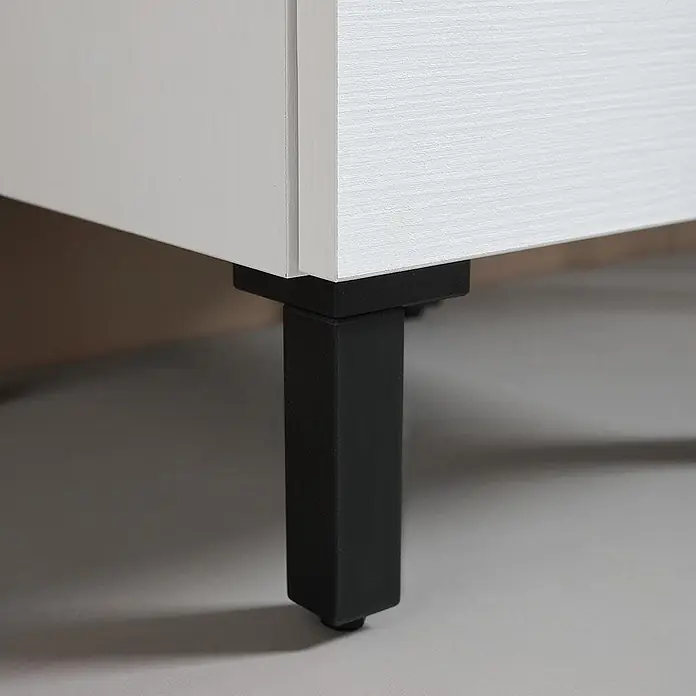 KV Badezimmerschrank hoch, weiß Export, reversibel mit Türen, Schublade und -  - Schwarz, rechteckiger Möbelfuß an weißem Schrank, mit kleinem Gleiter.