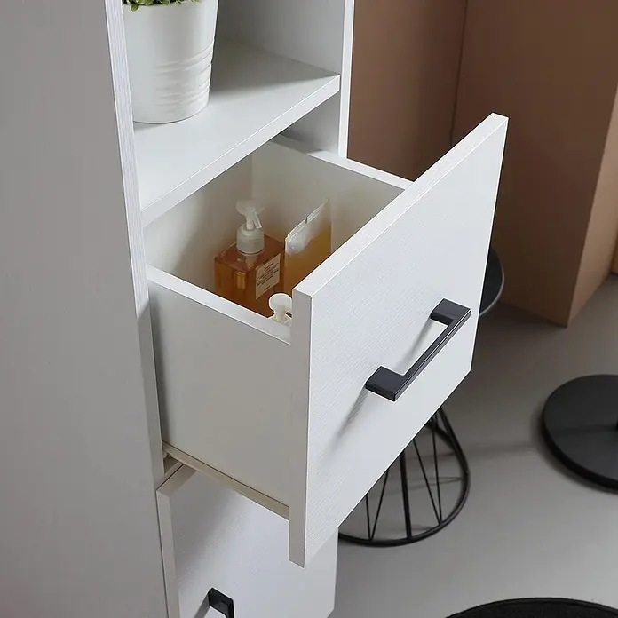 KV Badezimmerschrank hoch, weiß Export, reversibel mit Türen, Schublade und -  - Weißer Aufbewahrungsschrank mit offener Schublade, in der Seifenflaschen stehen. Mit strukturierter Oberfläche und schwarzem Griff.