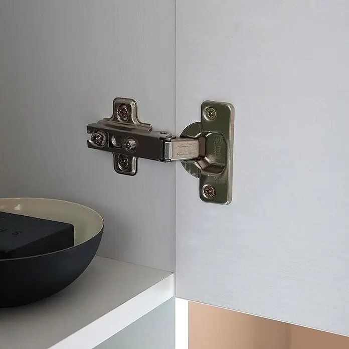 KV Badezimmerschrank hoch, weiß Export, reversibel mit Türen, Schublade und -  - Metallisches Schrankscharnier, teilweise geöffnet, in einem hellgrauen Schrankinneren installiert.