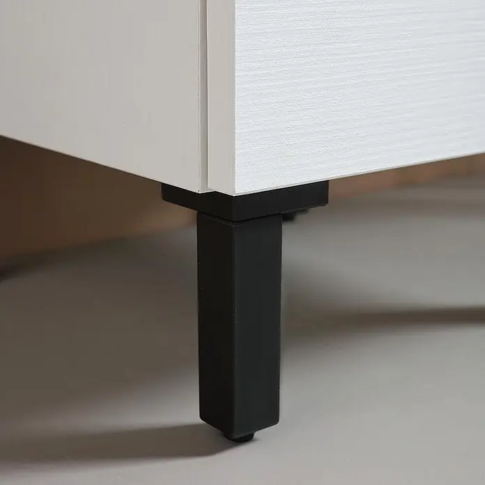 KV Halbhoher Badschrank weiß Export mit Türen und Schublade | Rimini -  - Weiße, strukturierte Möbelkante, gestützt von einem schwarzen, rechteckigen Bein mit kleiner Rolle.