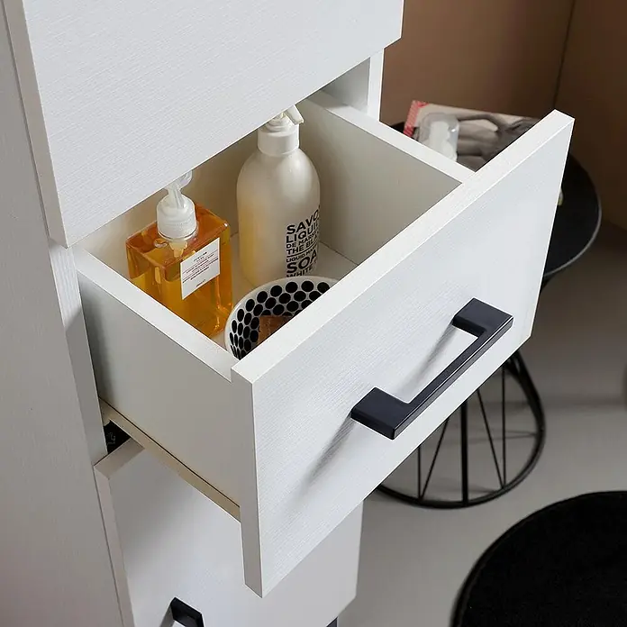 KV Halbhoher Badschrank weiß Export mit Türen und Schublade | Rimini -  - Offene weiße Schrankschublade mit schwarzem Griff, enthält zwei Seifenflaschen und eine kleine Schale.