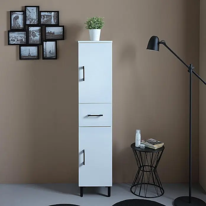 KV Halbhoher Badschrank weiß Export mit Türen und Schublade | Rimini -  - Weißer Hochschrank mit zwei Türen, einer Schublade, schwarzen Griffen und schwarzen Beinen, in einem Raum stehend.