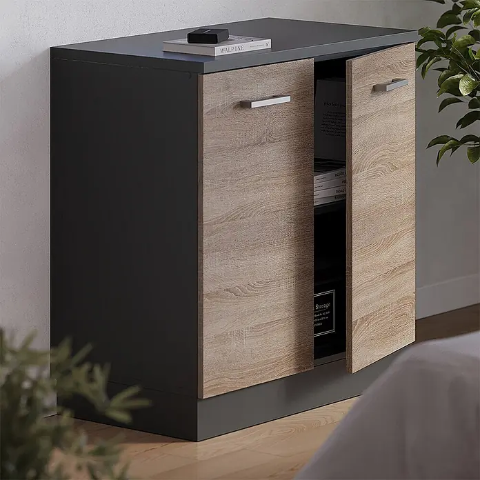 Küchenschrank für Dachschrägen R-Line 80 cm Sonoma Art.-Nr. 61795 -  - Kleiner Schrank mit dunkelgrauem Korpus und hellen Holz-Effekt-Türen, eine leicht geöffnet, die Stauraum zeigt.